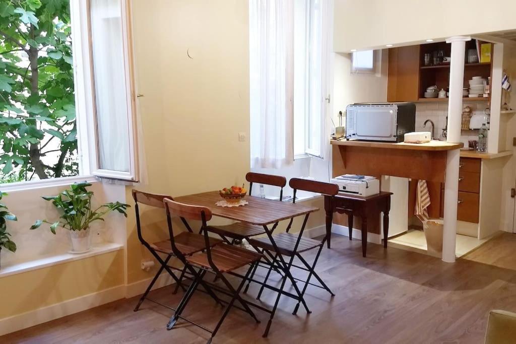 Impeccable & Typical In The Marais Appartement *