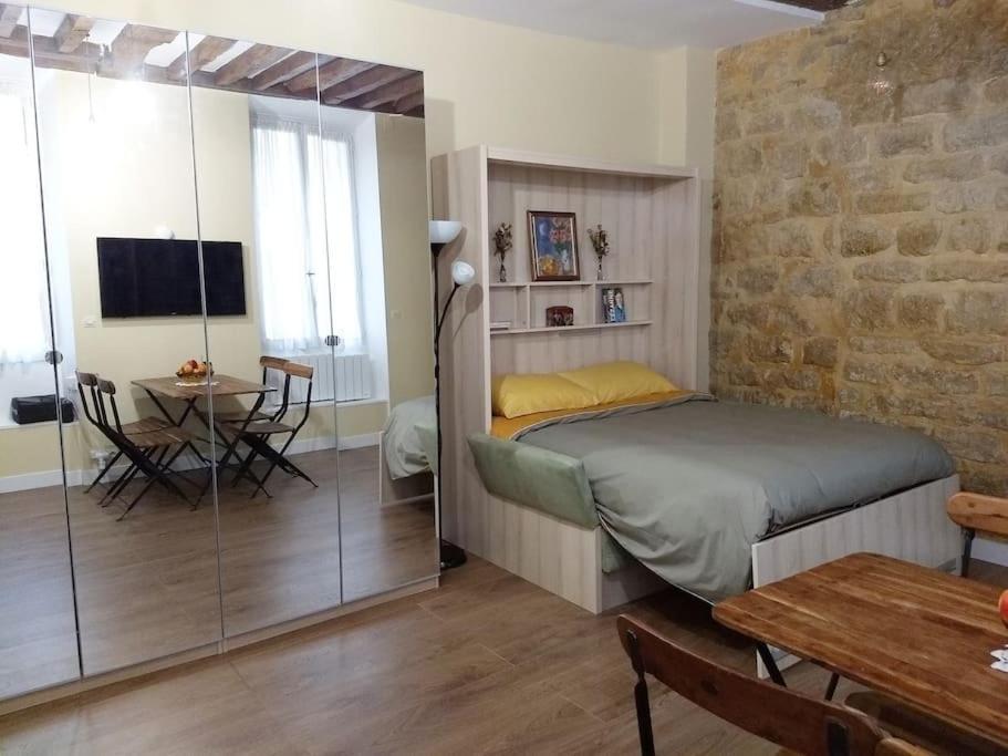 Impeccable & Typical In The Marais Appartement Parijs
