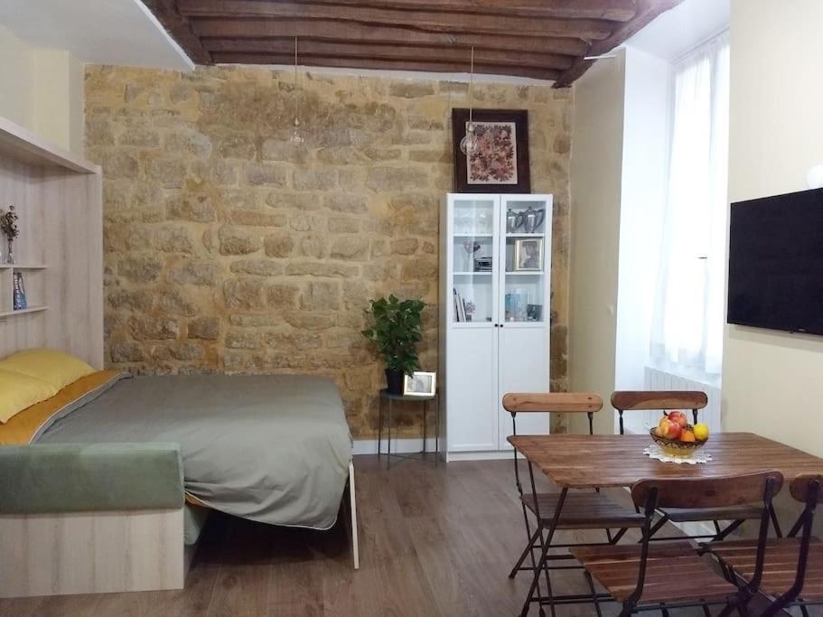 Impeccable & Typical In The Marais Appartement *