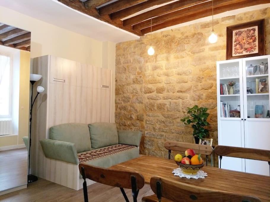 Impeccable & Typical In The Marais Appartement