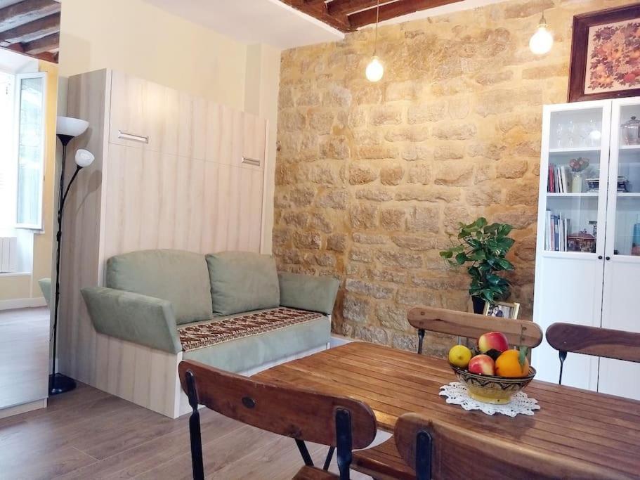 Impeccable & Typical In The Marais Appartement Parijs